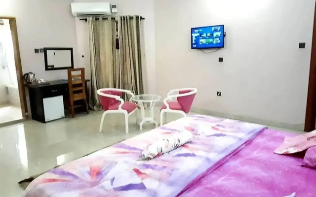 Nue Crest Hotel & Suites