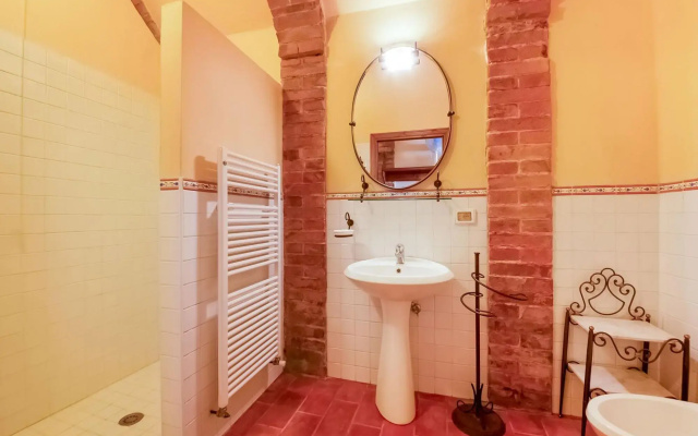 Boutique Cottage in Poggibonsi with Pool