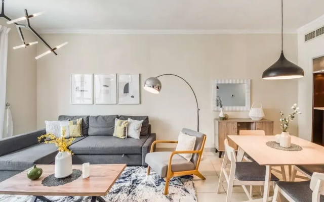 Bright Apartment in the Heart of Marina by GuestReady