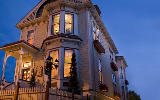 Отель Humboldt House Bed & Breakfast Канада, Виктория - отзывы, цены и фото номеров - забронировать отель Humboldt House Bed & Breakfast онлайн вид на фасад