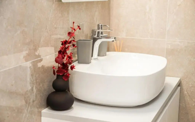 Outstanding Private Apartment Near City Center with Balcony