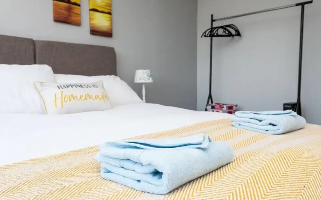 Queens 1 bed Apartment, Close to Town Centre