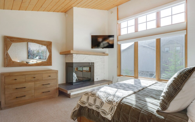 Half-mi to Main Street Breck: All-season Escape!