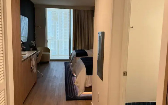 Lux Studio W City Views and Pool
