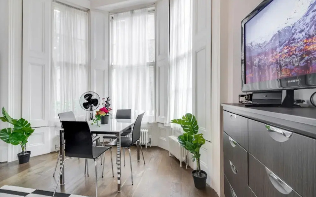 Large Studio Apartment Central London