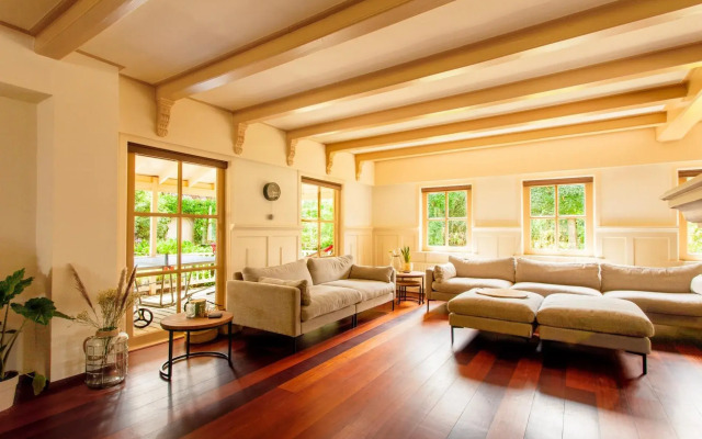 Beautiful American Style Villa With Heated Pool and Jacuzzi