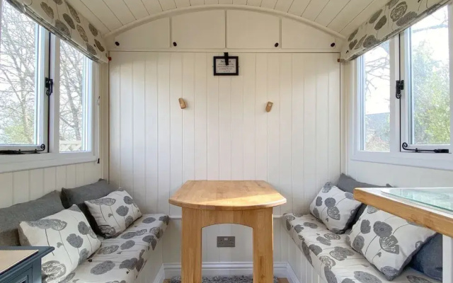 Duck House - 1 Bed Shepherds Hut - Gower