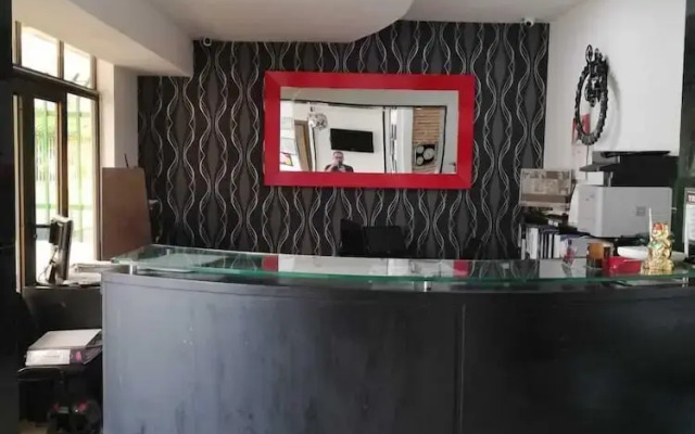 American Deluxe Hotel BC