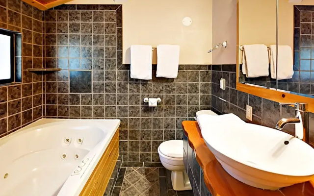 2BR 2BA Heavenly Condo by RedAwning