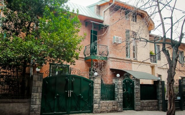 Отель Tomas House Тбилиси вид на фасад
