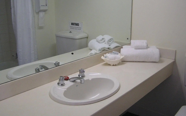 Glenelg Dockside Motel