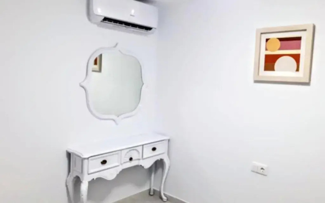 Stunning 2 Bedroom Apartment Fully Refurbished With Air-conditioning