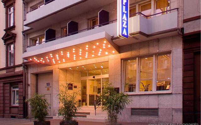 Favored Hotel Plaza вид на фасад