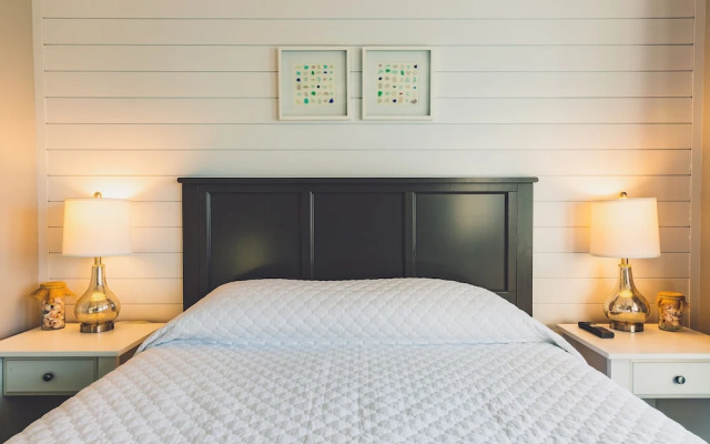 Bearskin Neck Motor Lodge