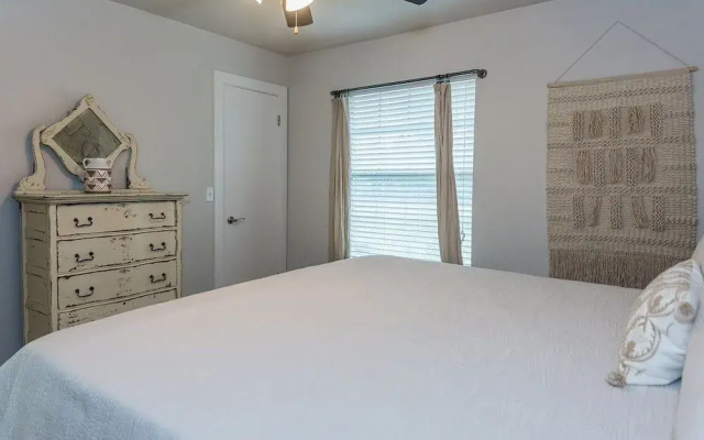 Fredericksburg Fun 3 Bedroom Apts by Redawning