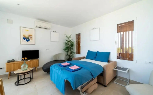 Modern Stay Near Monte Solana