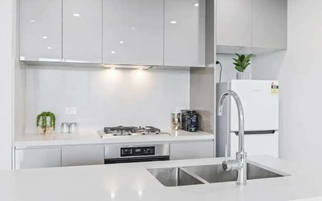 HomeHotel Luxury Apt with Shopping Mall Downstairs