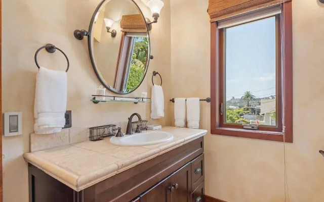 Blue Ocean View Retreat - Minutes to Beach