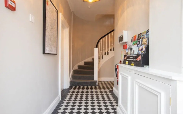 5 Eglantine Place