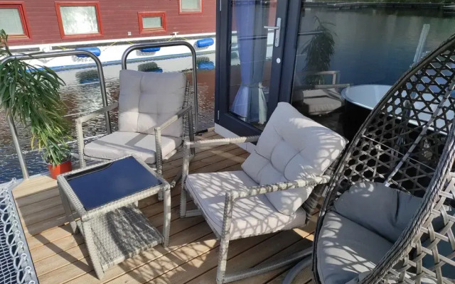 Un Moment Suspendu Pour Couple : Houseboat « Trampoline sur Leau »