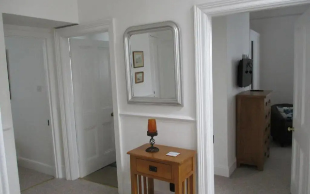 3 Bed Flat - Sleeps 5 - Garden - Parking - Wifi