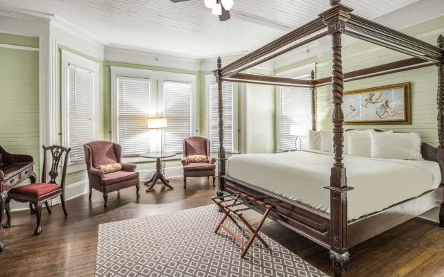 Coombs Inn & Suites