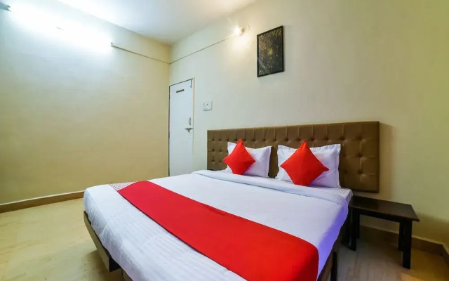 Oyo 28139 Hotel Empire