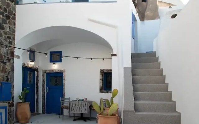 Amphora Charm Suite - Akrotiri Escape