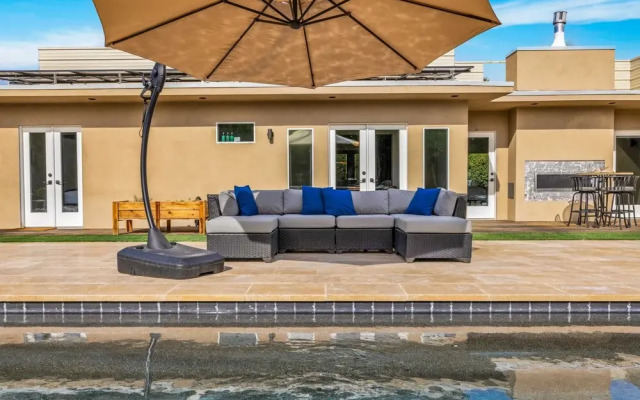 Mid-Century Elegance & Fun in Tahquitz River Estates