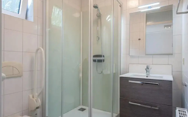 Restyled House with 5 Bathrooms near Vrachelse Heide
