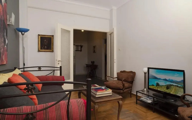 Vintage Apartment next to Acropolis Museum