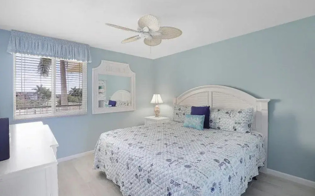 Unique Beachfront Condo With Panoramic Beach View