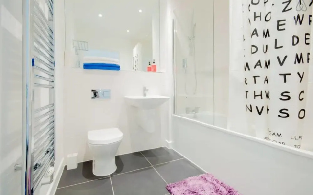 Bright 1BR Flat - 10 min Canary Wharf