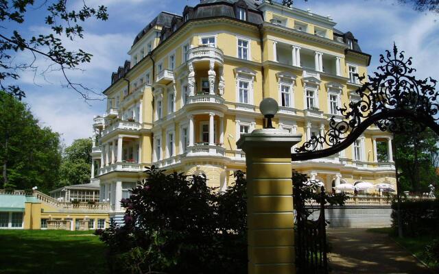 Отель Imperial Spa & Kurhotel Чехия, Франтишкови-Лазне - отзывы, цены и фото номеров - забронировать отель Imperial Spa & Kurhotel онлайн вид на фасад