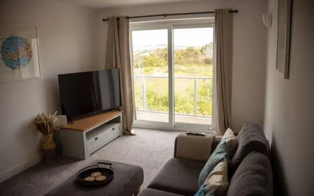 Spacious 3 Bed House - Sleeps 6 - Parking - Wifi