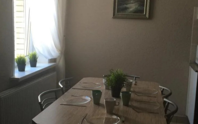 Hostel Happy House on Kholmogorova