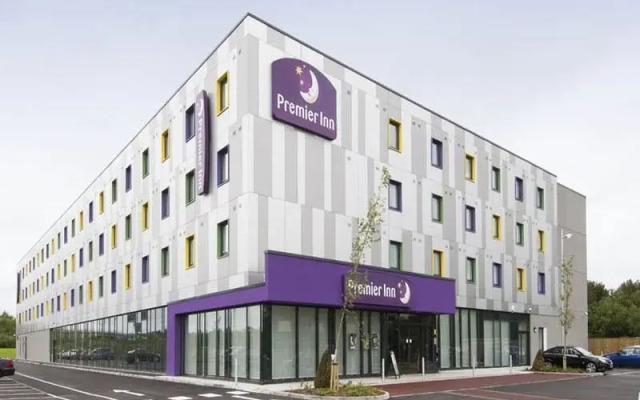 Отель Premier Inn London Stansted Airport вид на фасад