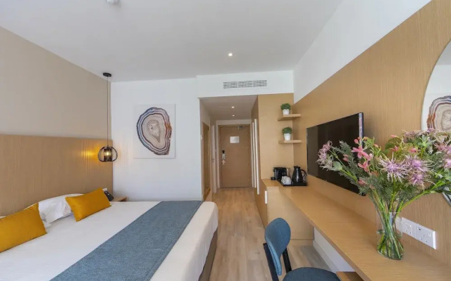 Leonardo Crystal Cove Hotel & Spa by the sea