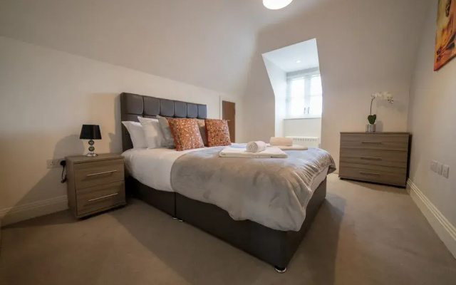 Helios Court Penthouse Serviced Apartment by Ferndale