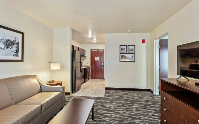 Cobblestone Hotel & Suites-Little Chute