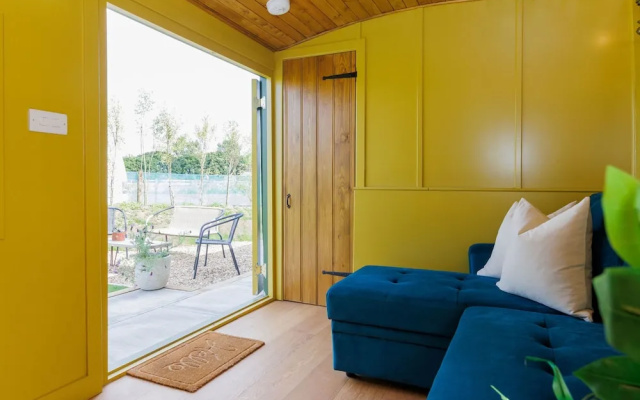 Beautifully Restored WW2 Carriage - Sleeps 6