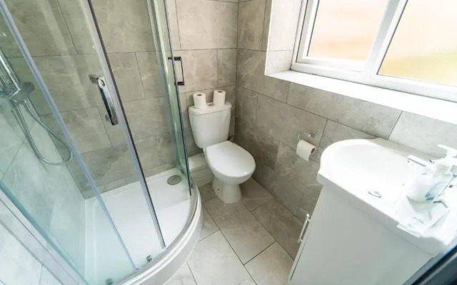 Spacious Studio Near City Centre!
