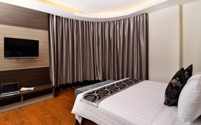 Holiday Villa Hotel & Suites
