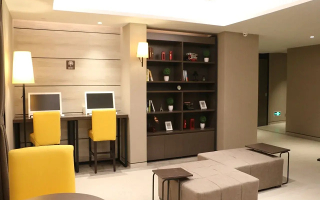 Отель Homeinn Plus Shanghai People Square East Jinling Road