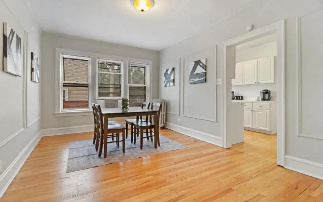 Simple and Roomy 1BR Apt in Evanston