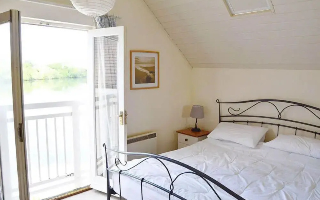 Stylish pet-friendly lakeside retreat in the Cotswold Water Park