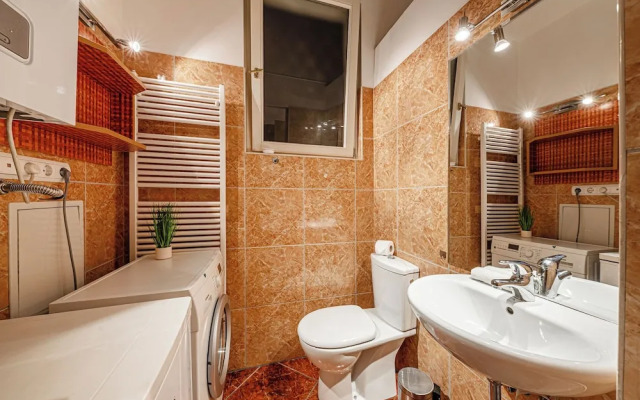 Budapest Classic Charm | 2Br + Cornertub + Smarttv
