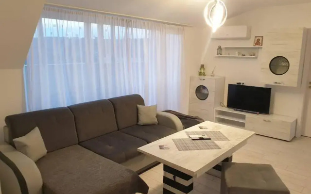 2-bed - Sleeps 4 - With Parking