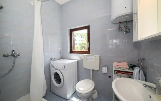 Cozy Beachfront Holiday Home Slatine