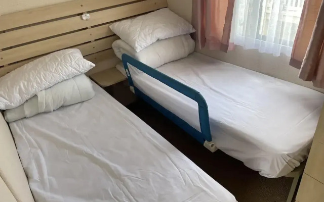 4 Bed Lodge Sleeps 8 - Pet Friendly, Parking
